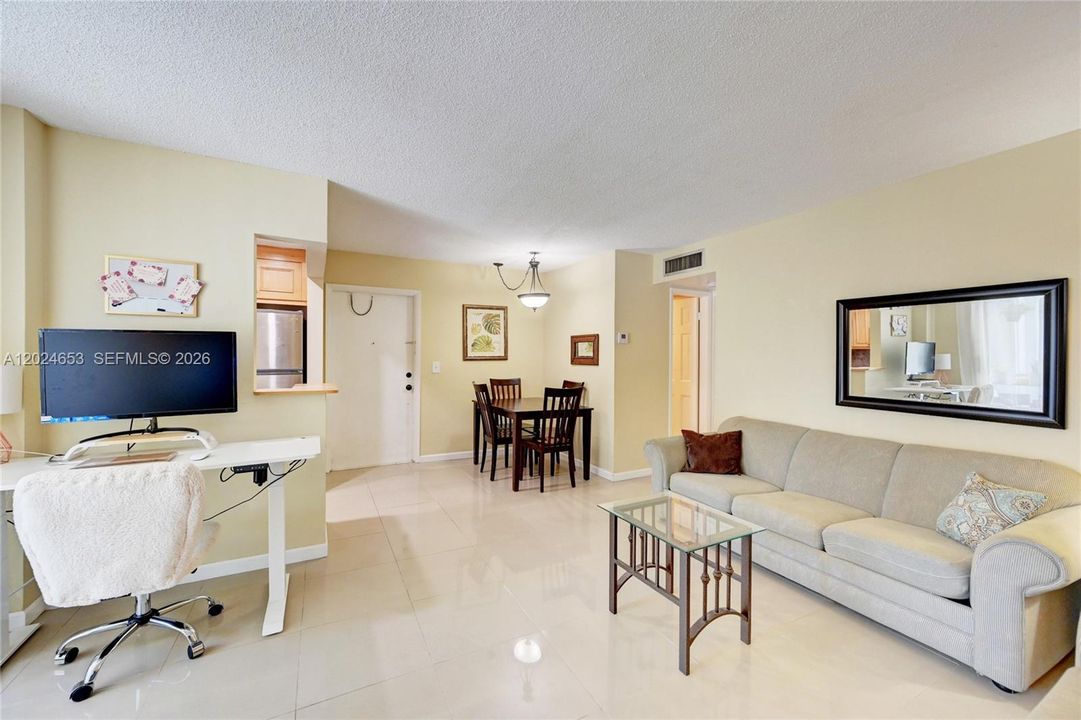 For Rent: $1,650 (1 beds, 1 baths, 700 Square Feet)