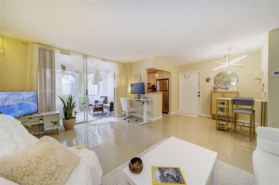 For Rent: $1,650 (1 beds, 1 baths, 700 Square Feet)