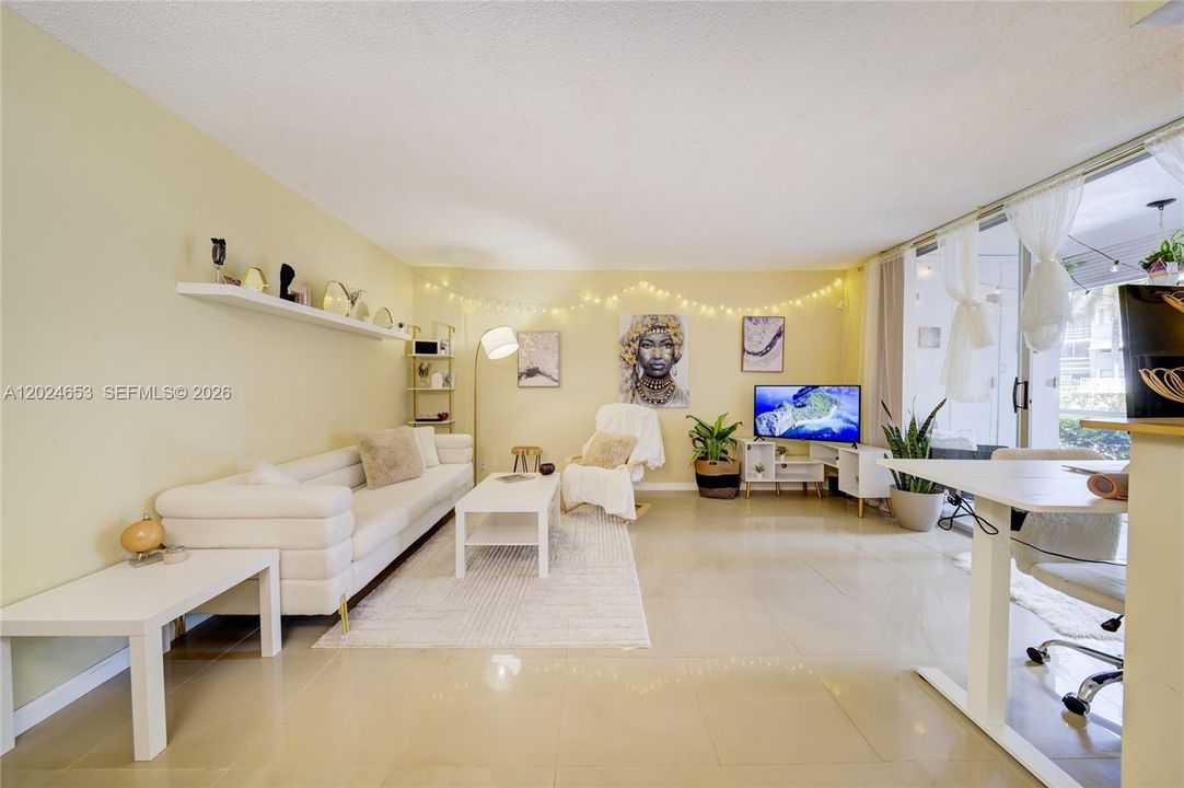 For Rent: $1,650 (1 beds, 1 baths, 700 Square Feet)