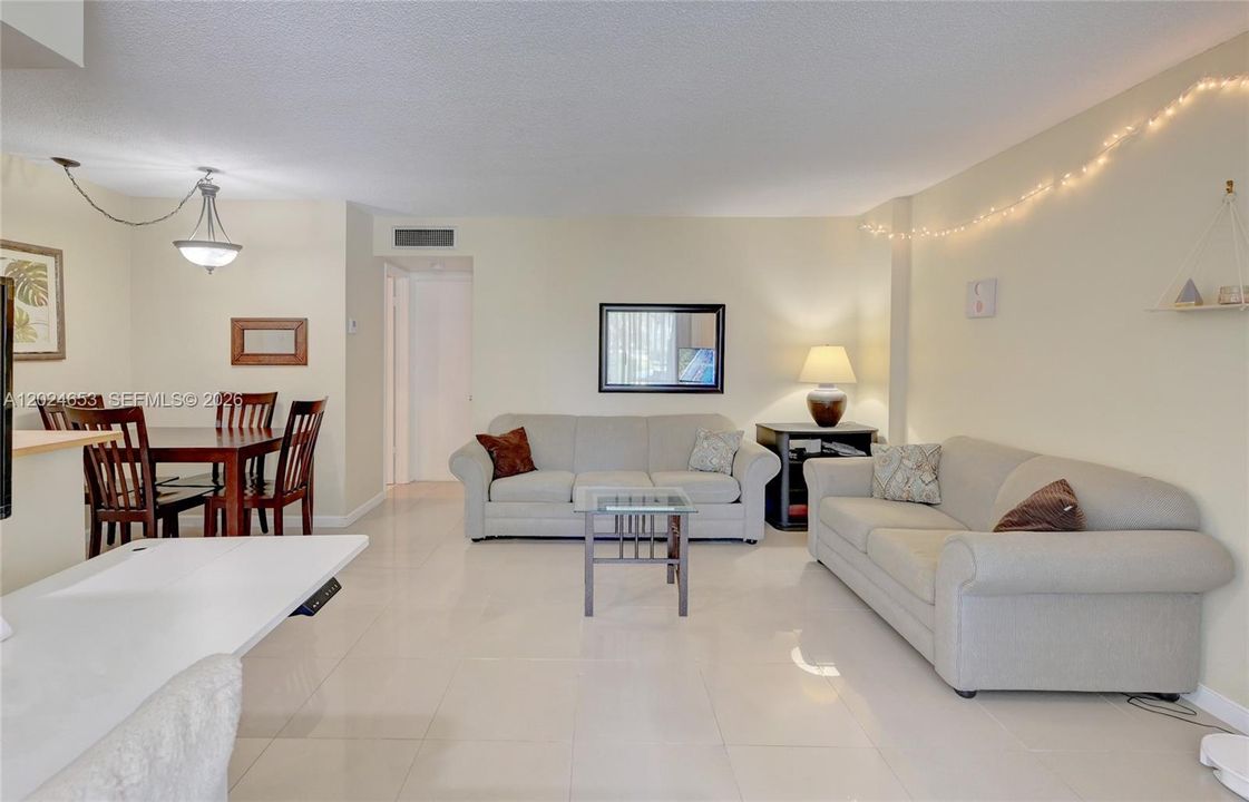 For Rent: $1,650 (1 beds, 1 baths, 700 Square Feet)