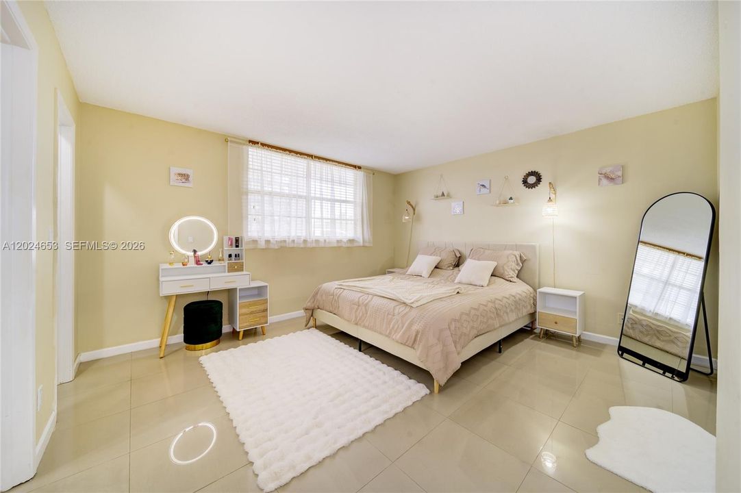 For Rent: $1,650 (1 beds, 1 baths, 700 Square Feet)