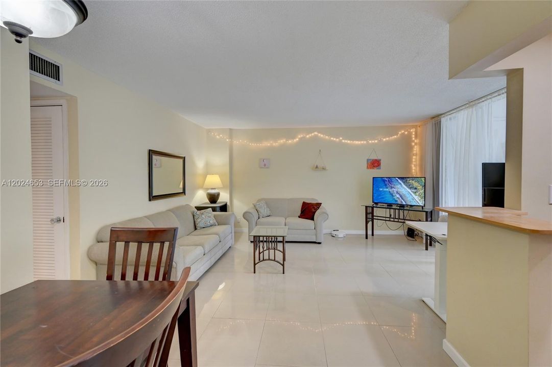 For Rent: $1,650 (1 beds, 1 baths, 700 Square Feet)