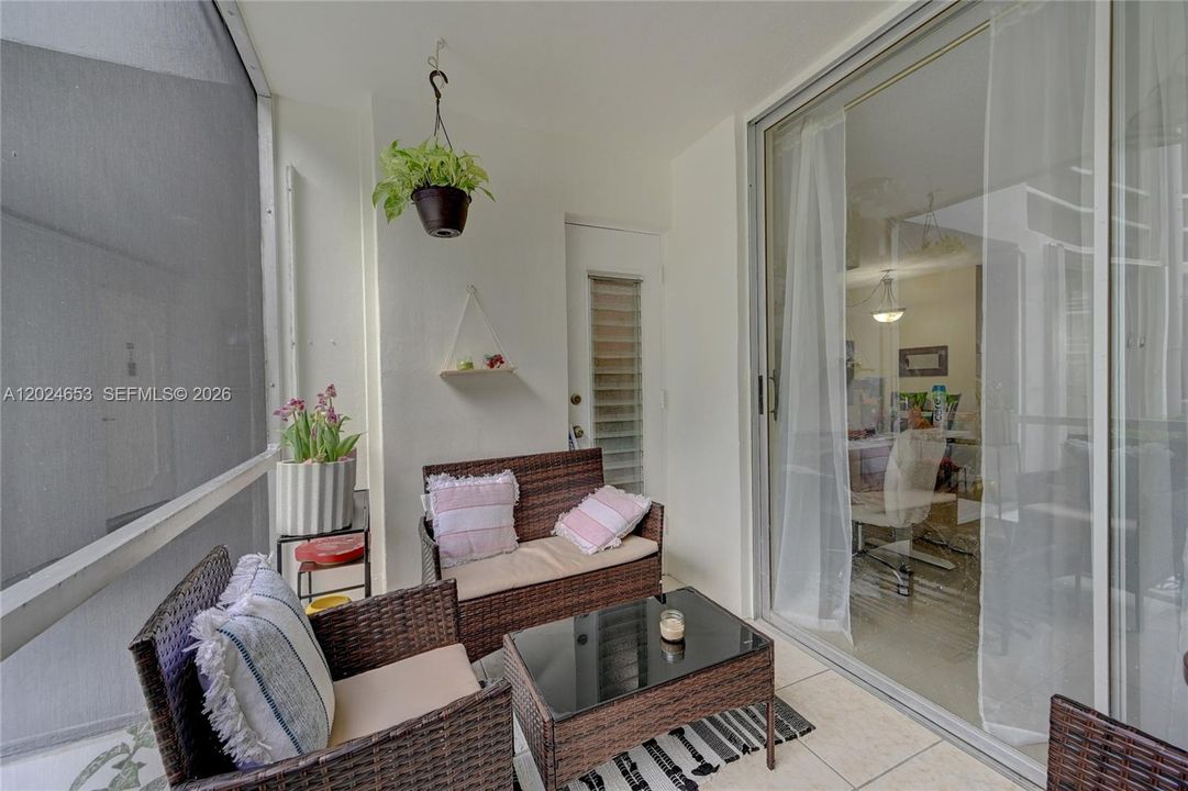 For Rent: $1,650 (1 beds, 1 baths, 700 Square Feet)