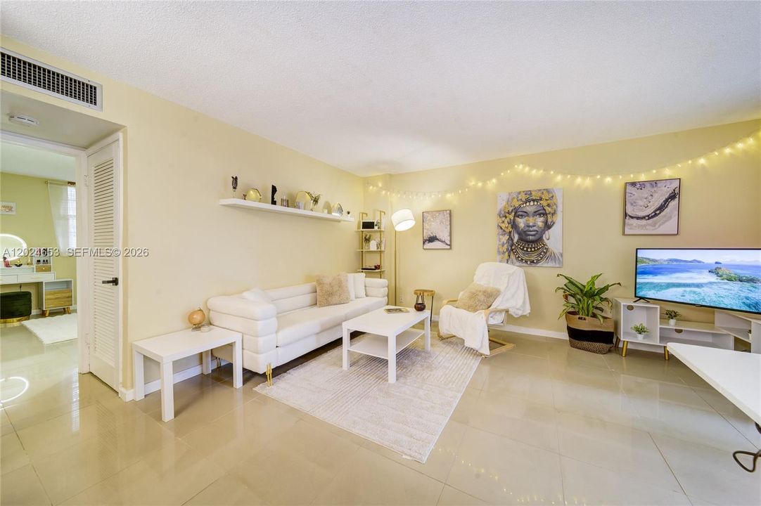 For Rent: $1,650 (1 beds, 1 baths, 700 Square Feet)