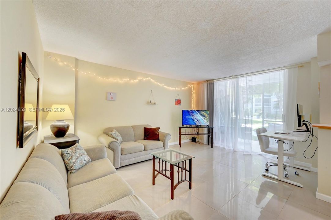 For Rent: $1,650 (1 beds, 1 baths, 700 Square Feet)