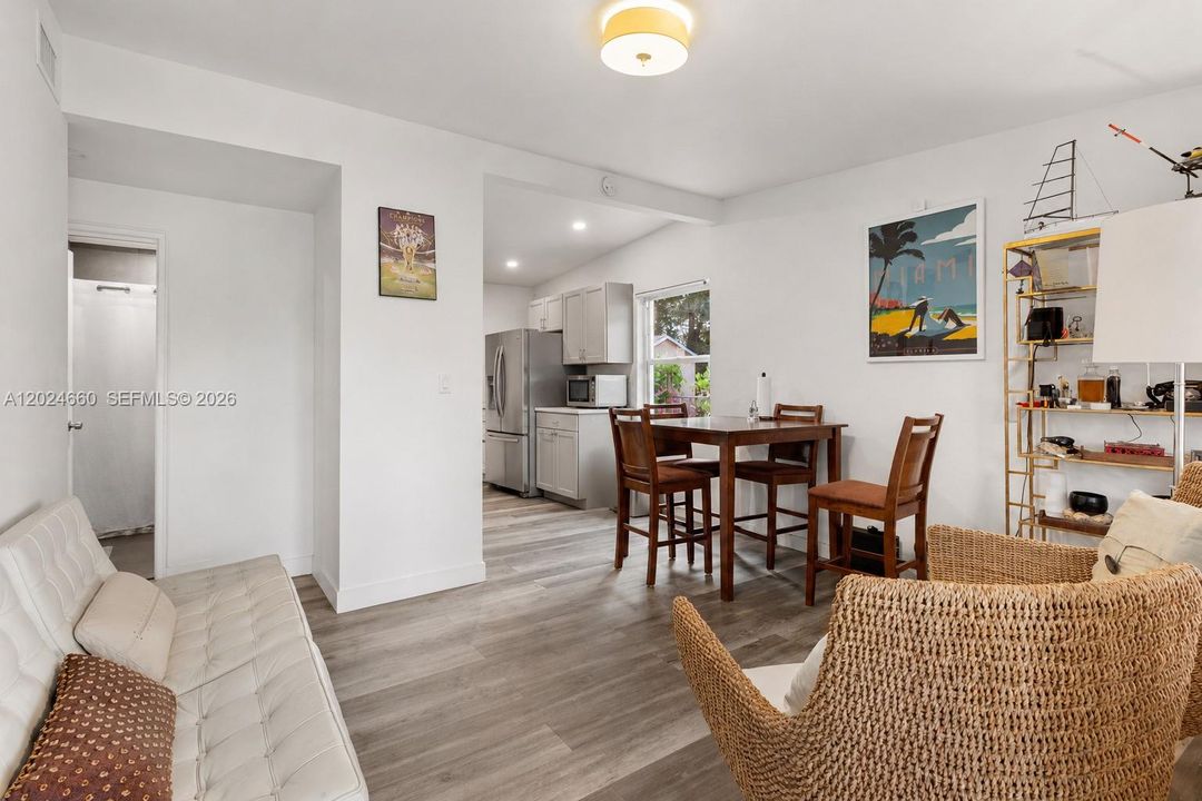 For Sale: $350,000 (2 beds, 1 baths, 594 Square Feet)