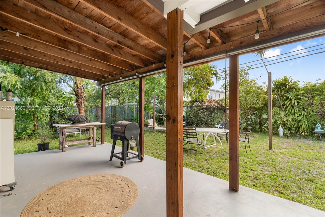 For Sale: $350,000 (2 beds, 1 baths, 594 Square Feet)