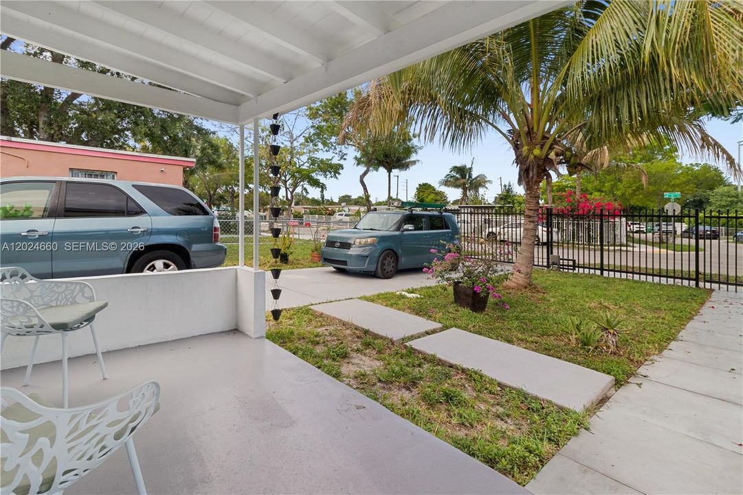 For Sale: $350,000 (2 beds, 1 baths, 594 Square Feet)