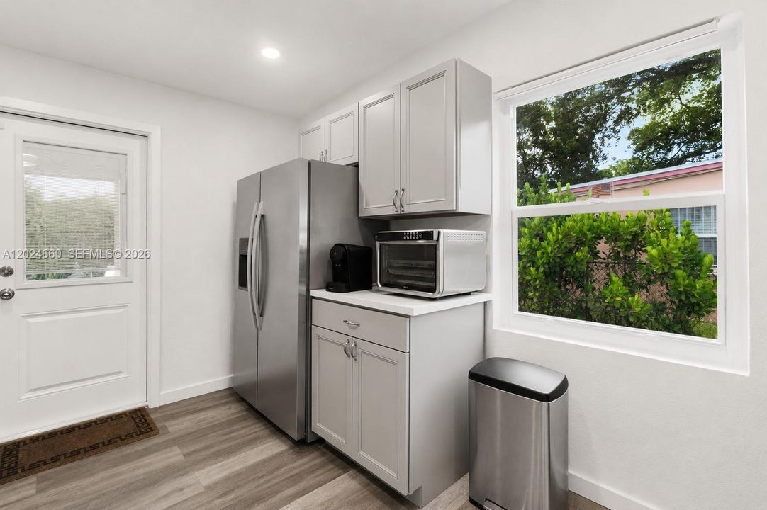 For Sale: $350,000 (2 beds, 1 baths, 594 Square Feet)