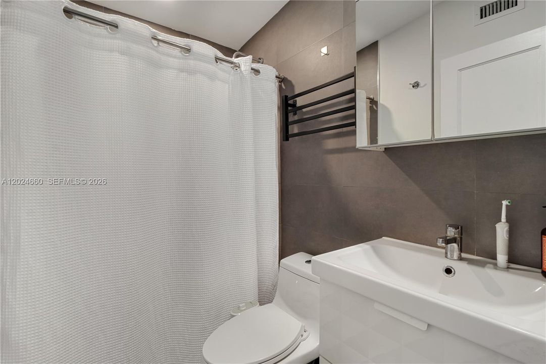 For Sale: $350,000 (2 beds, 1 baths, 594 Square Feet)