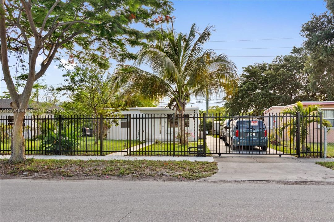 For Sale: $350,000 (2 beds, 1 baths, 594 Square Feet)