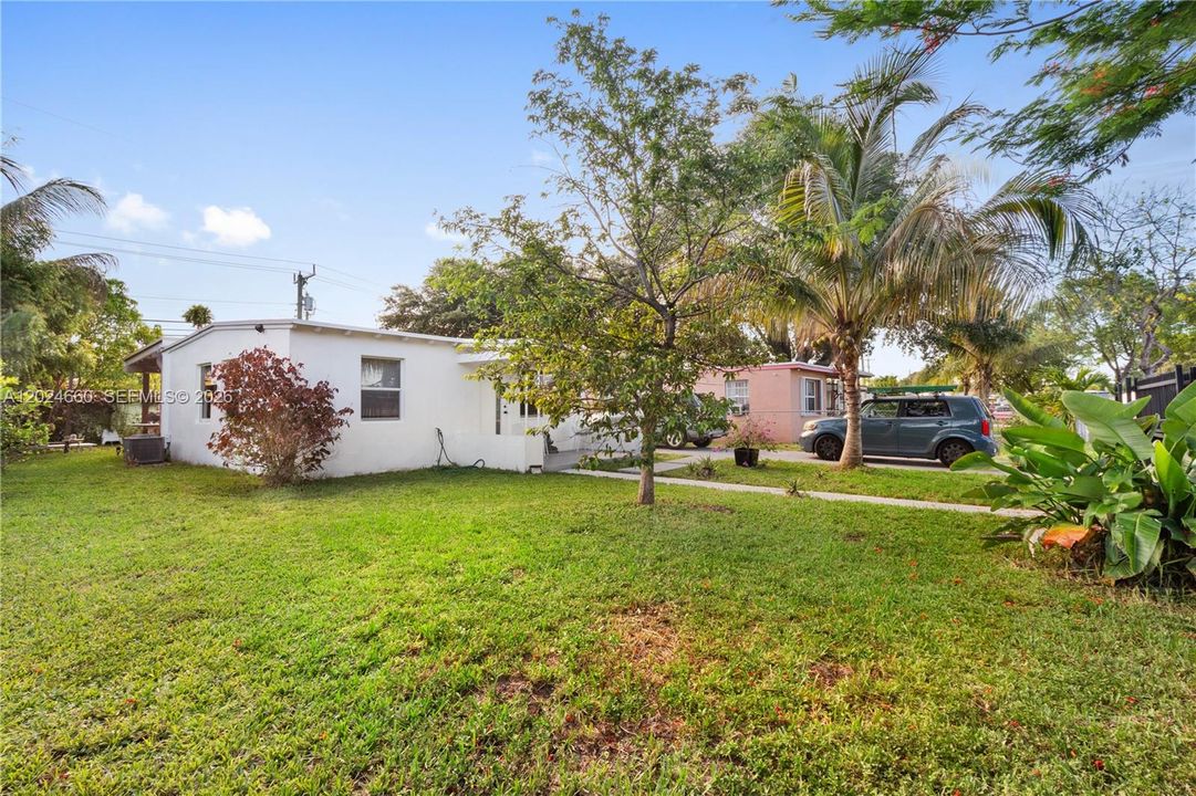 For Sale: $350,000 (2 beds, 1 baths, 594 Square Feet)