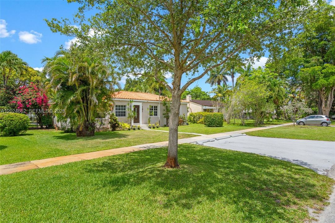 For Sale: $875,000 (4 beds, 2 baths, 1887 Square Feet)