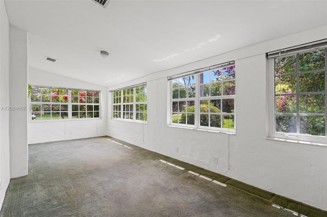 For Sale: $875,000 (4 beds, 2 baths, 1887 Square Feet)