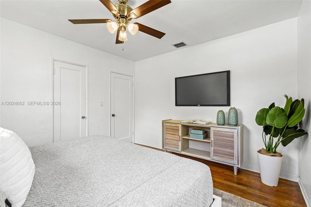 For Sale: $875,000 (4 beds, 2 baths, 1887 Square Feet)