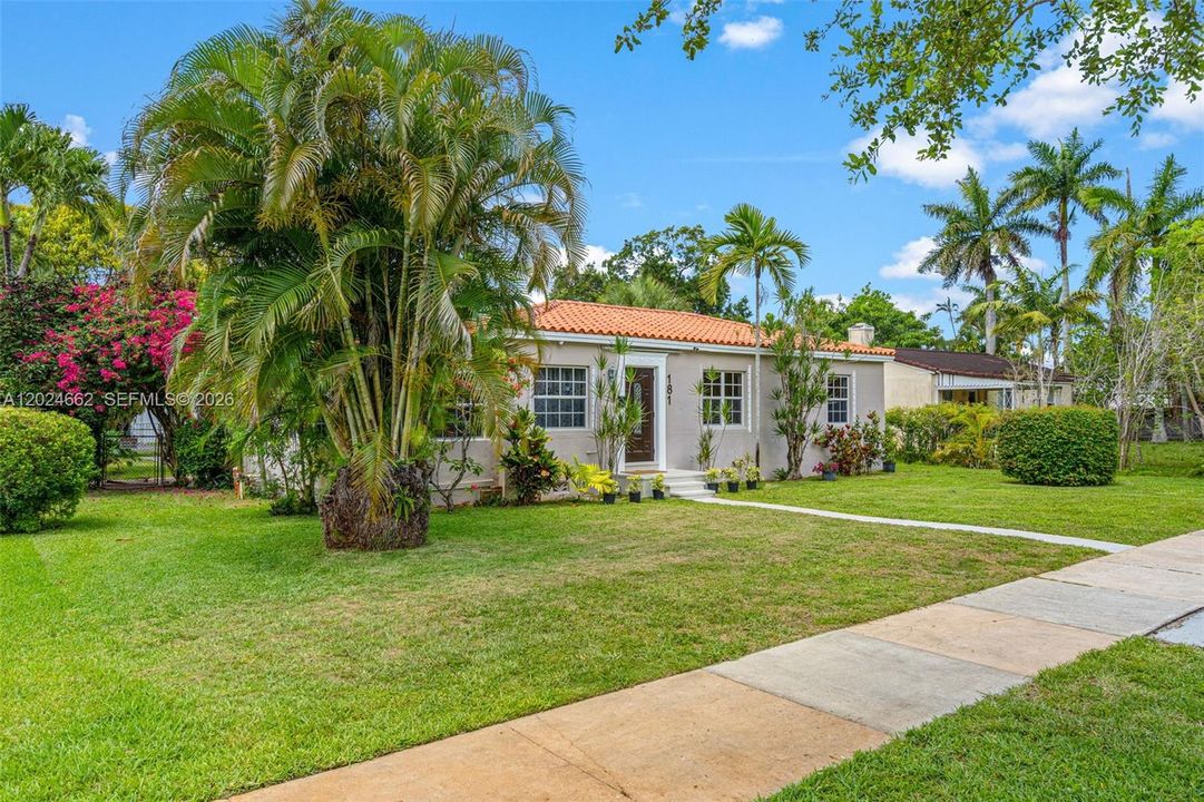 For Sale: $875,000 (4 beds, 2 baths, 1887 Square Feet)