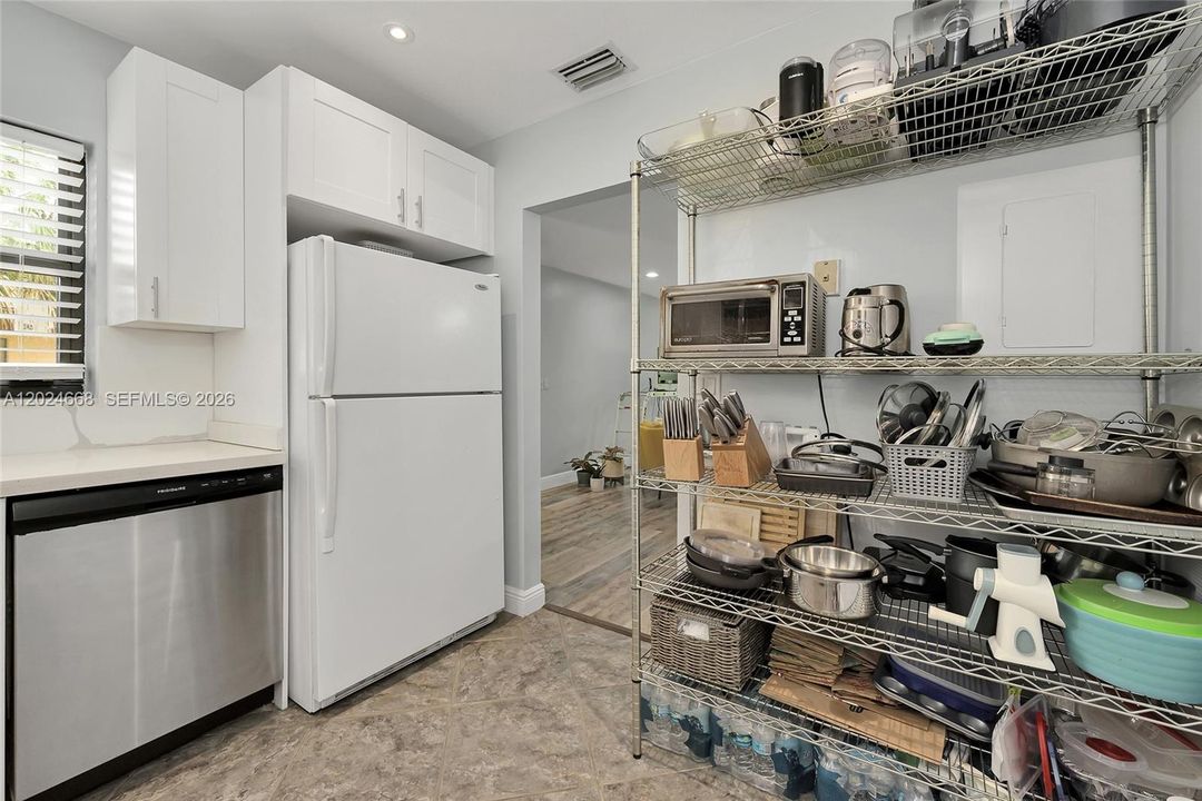 For Rent: $2,250 (2 beds, 2 baths, 978 Square Feet)