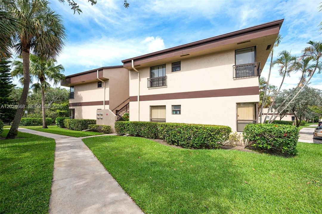 For Rent: $2,250 (2 beds, 2 baths, 978 Square Feet)