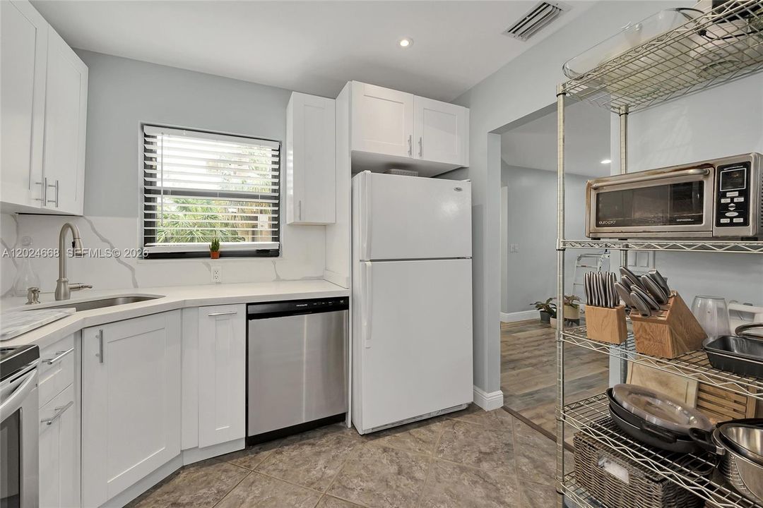 For Rent: $2,250 (2 beds, 2 baths, 978 Square Feet)