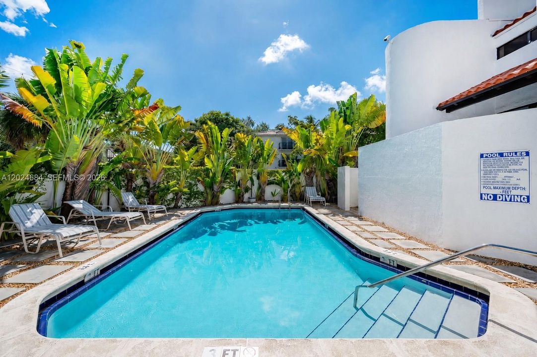 For Sale: $650,000 (2 beds, 1 baths, 706 Square Feet)