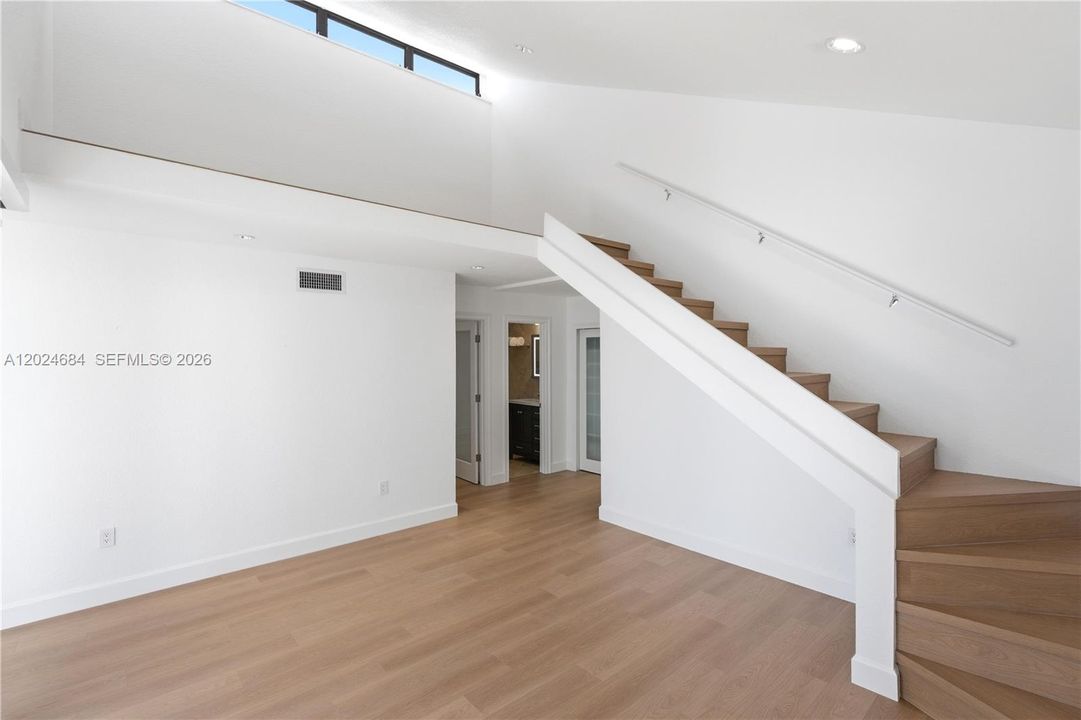 For Sale: $650,000 (2 beds, 1 baths, 706 Square Feet)