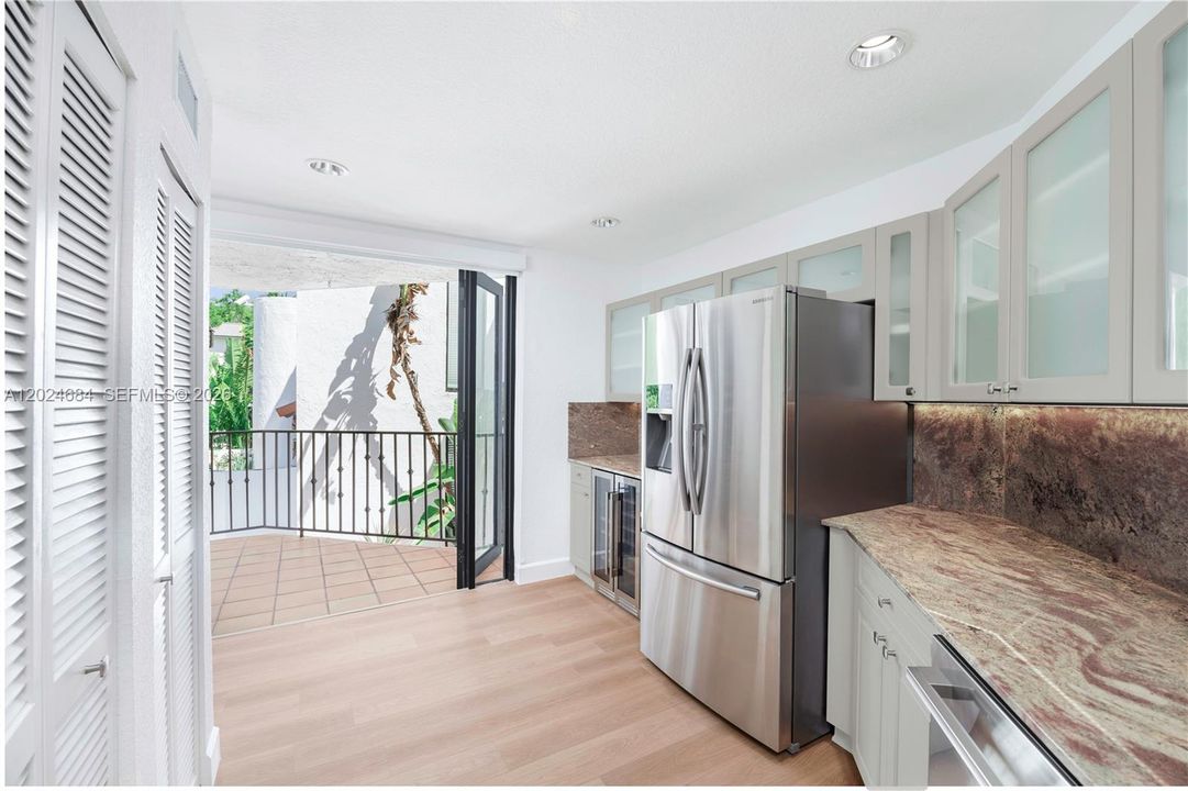 For Sale: $650,000 (2 beds, 1 baths, 706 Square Feet)