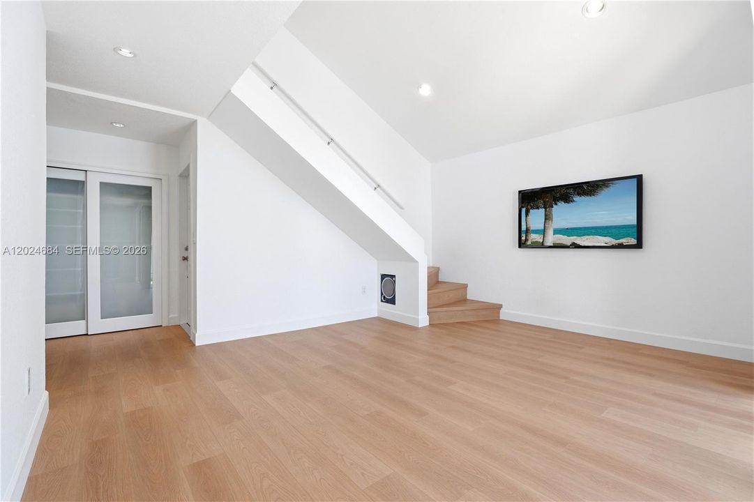 For Sale: $650,000 (2 beds, 1 baths, 706 Square Feet)