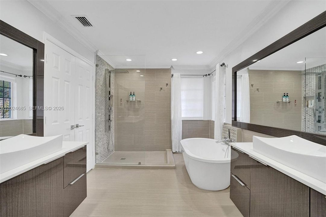 For Rent: $10,100 (5 beds, 4 baths, 3894 Square Feet)