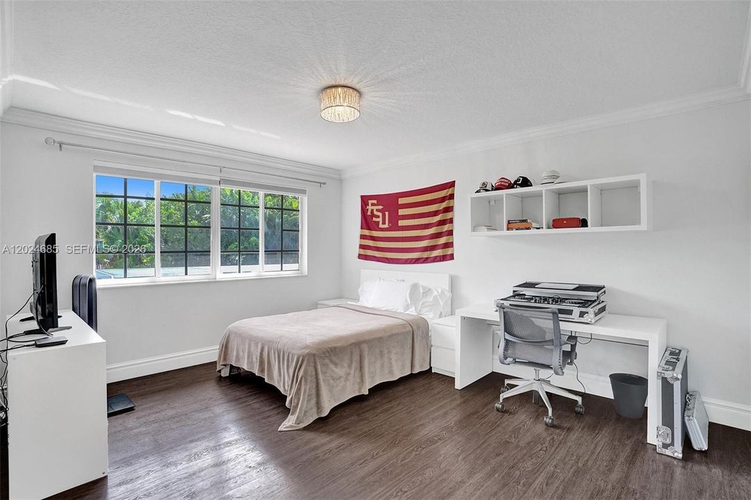 For Rent: $10,100 (5 beds, 4 baths, 3894 Square Feet)