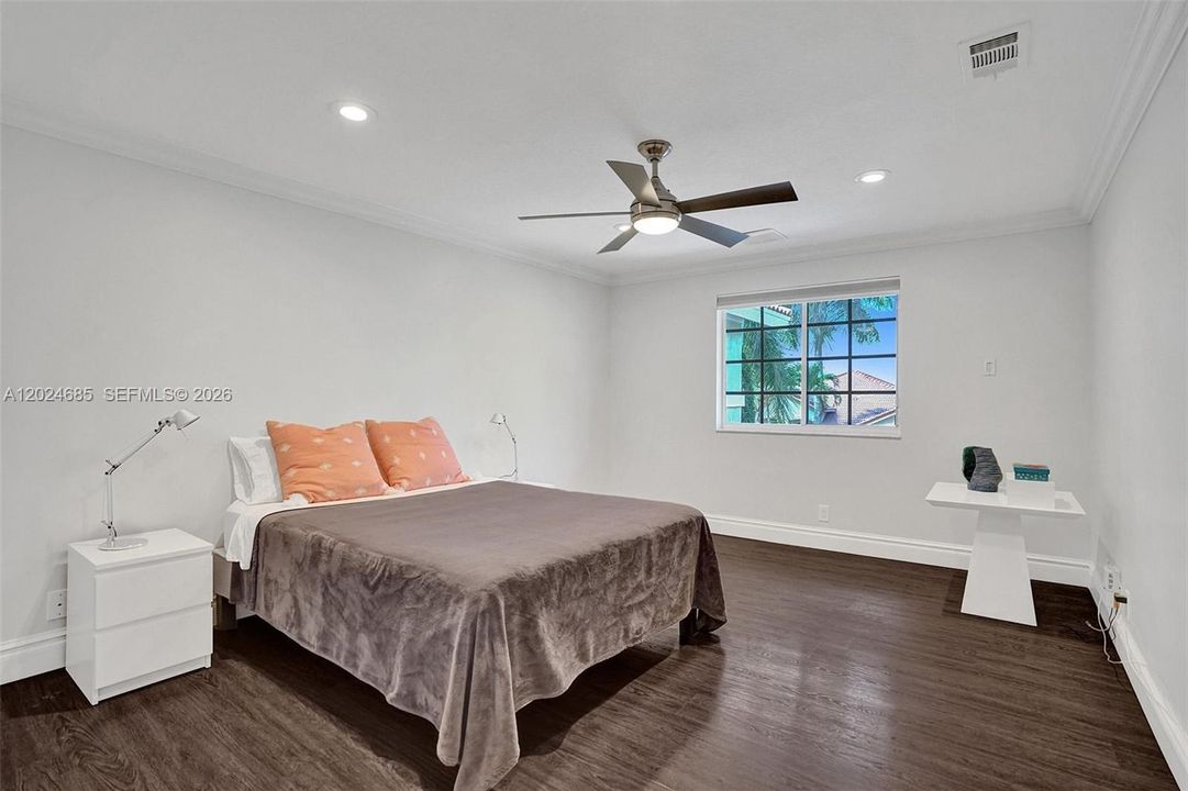 For Rent: $10,100 (5 beds, 4 baths, 3894 Square Feet)
