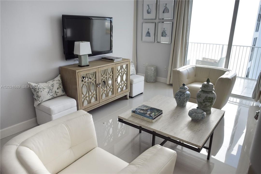 For Sale: $399,900 (1 beds, 1 baths, 700 Square Feet)