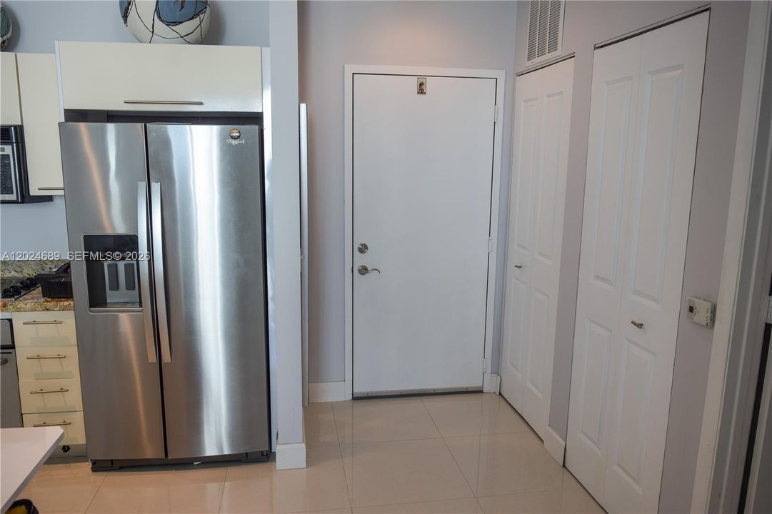 For Sale: $399,900 (1 beds, 1 baths, 700 Square Feet)