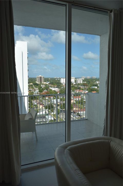For Sale: $399,900 (1 beds, 1 baths, 700 Square Feet)