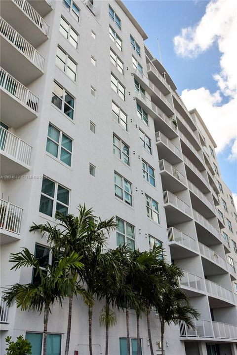 For Sale: $399,900 (1 beds, 1 baths, 700 Square Feet)