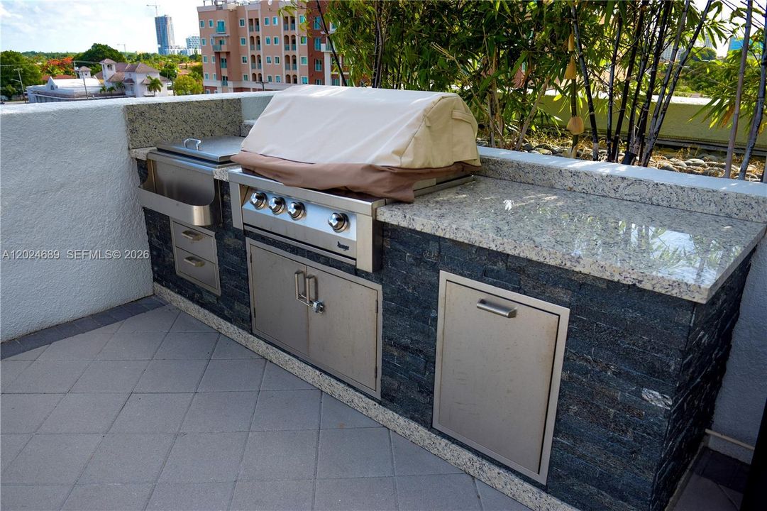 For Sale: $399,900 (1 beds, 1 baths, 700 Square Feet)