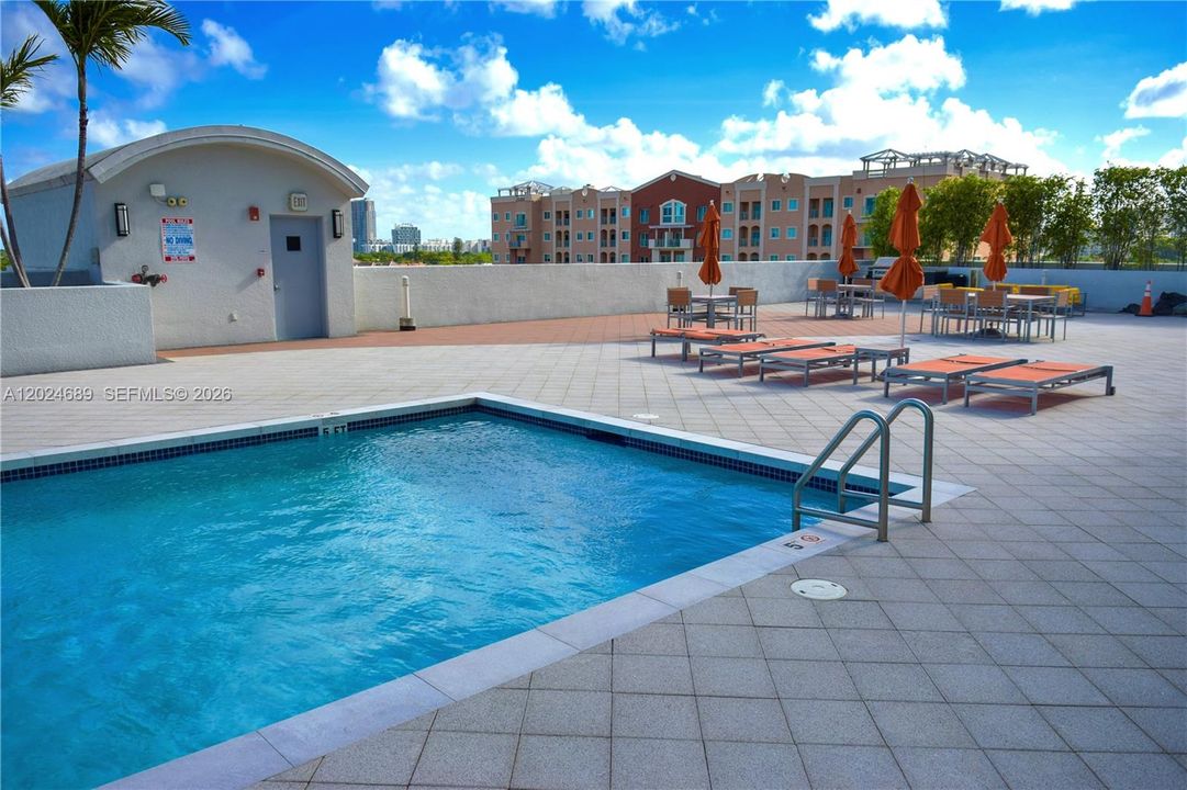 For Sale: $399,900 (1 beds, 1 baths, 700 Square Feet)