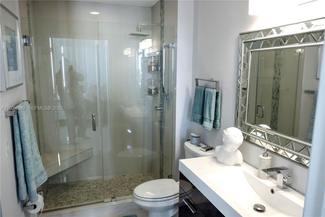 For Sale: $399,900 (1 beds, 1 baths, 700 Square Feet)