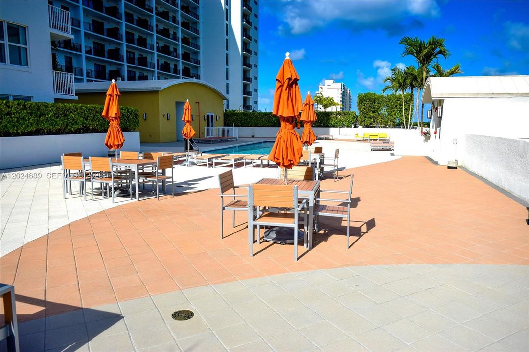 For Sale: $399,900 (1 beds, 1 baths, 700 Square Feet)