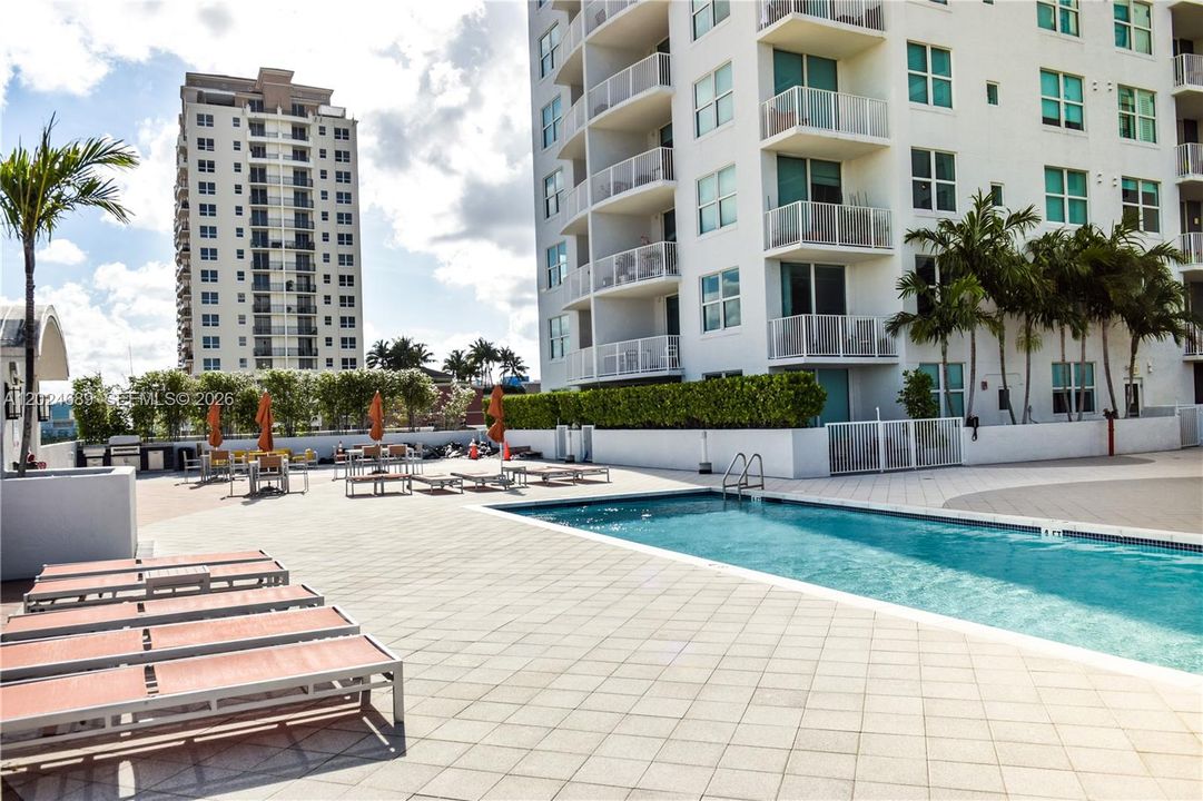 For Sale: $399,900 (1 beds, 1 baths, 700 Square Feet)