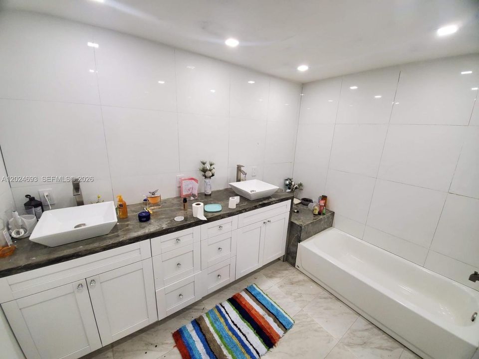 For Sale: $899,000 (3 beds, 3 baths, 965 Square Feet)