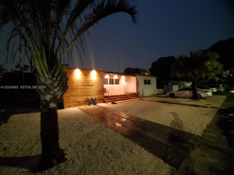 For Sale: $899,000 (3 beds, 3 baths, 965 Square Feet)