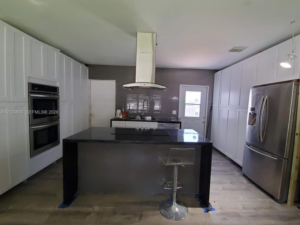 For Sale: $899,000 (3 beds, 3 baths, 965 Square Feet)