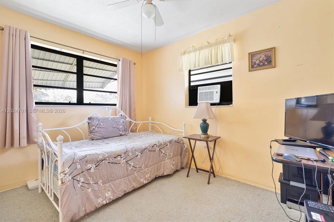 Active With Contract: $350,000 (2 beds, 1 baths, 1048 Square Feet)