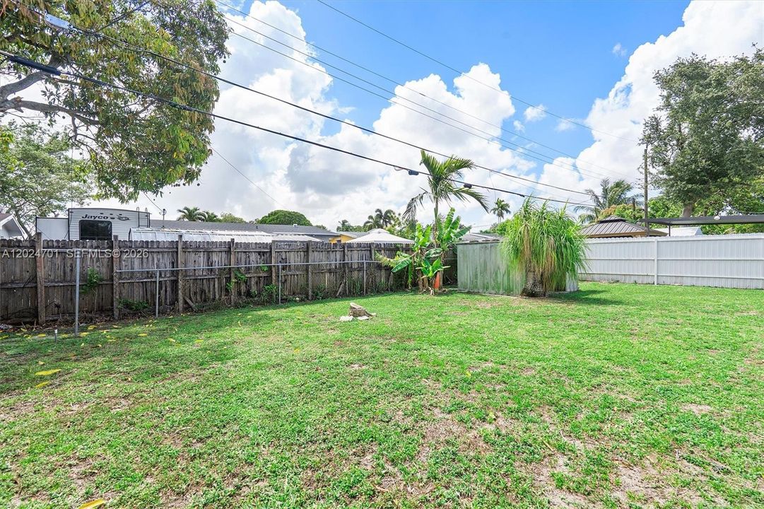 Active With Contract: $350,000 (2 beds, 1 baths, 1048 Square Feet)