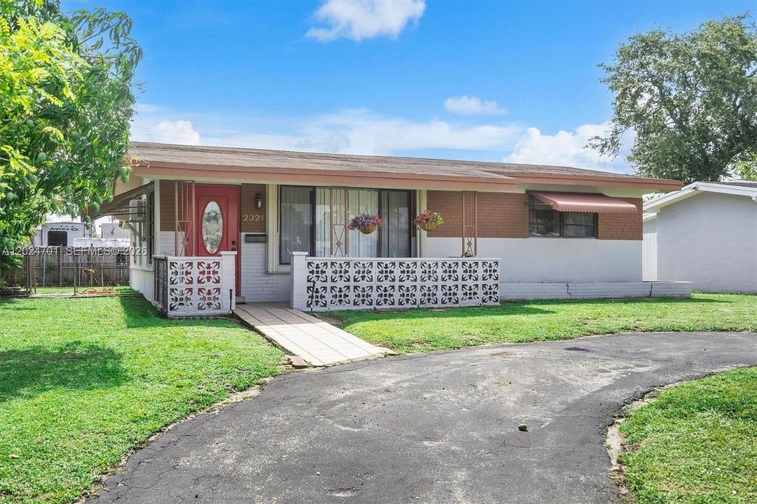Active With Contract: $350,000 (2 beds, 1 baths, 1048 Square Feet)