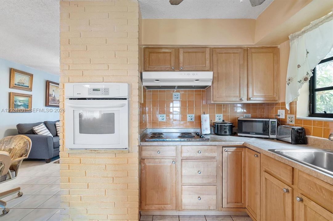 Active With Contract: $350,000 (2 beds, 1 baths, 1048 Square Feet)