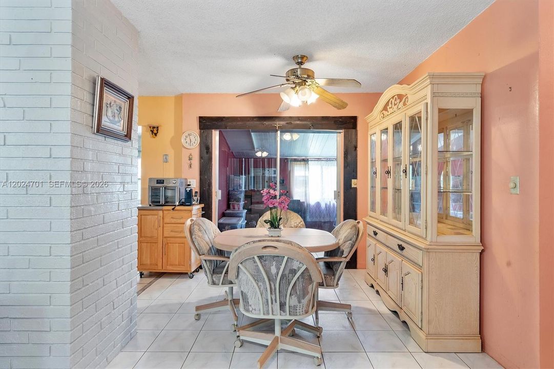 Active With Contract: $350,000 (2 beds, 1 baths, 1048 Square Feet)