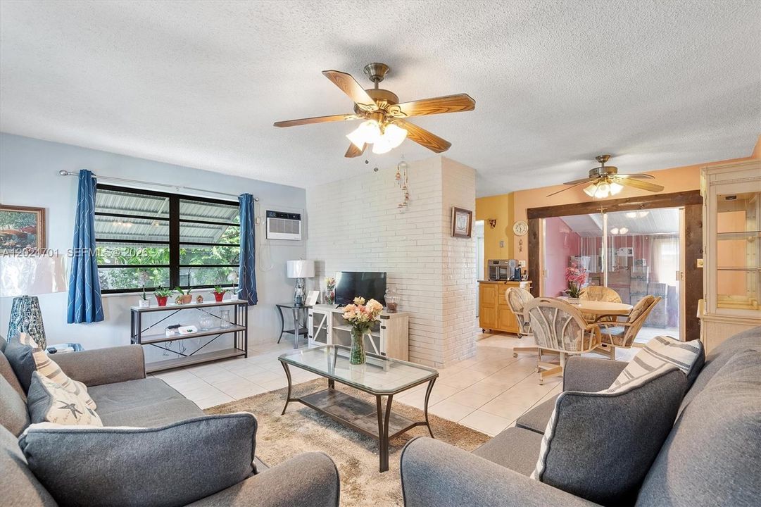 Active With Contract: $350,000 (2 beds, 1 baths, 1048 Square Feet)