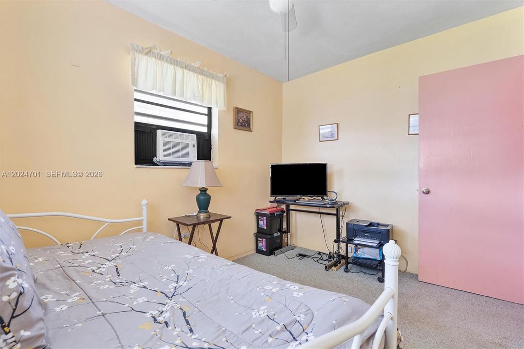 Active With Contract: $350,000 (2 beds, 1 baths, 1048 Square Feet)