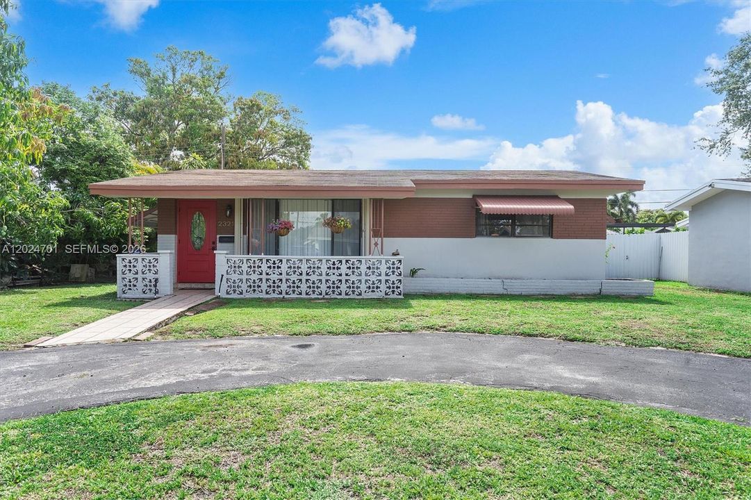 Active With Contract: $350,000 (2 beds, 1 baths, 1048 Square Feet)